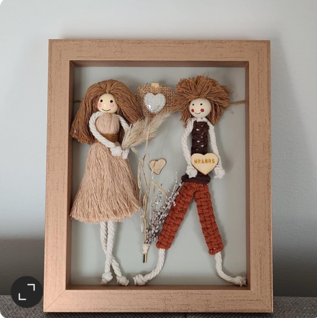 Cadre poupée personnage macramé