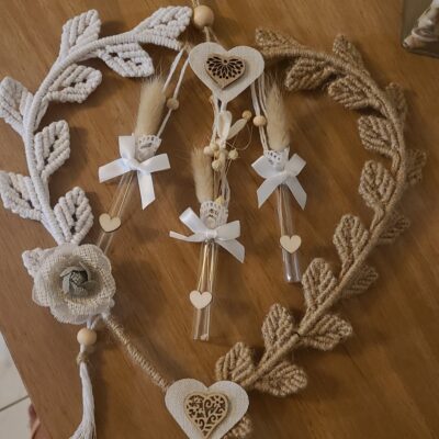 Suspension Cœur Bohème en Macramé et Fleurs Séchées – Éclipse