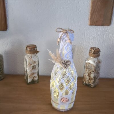 Bouteille lumineuse en macramé fait main – Déco bohème et poétique
