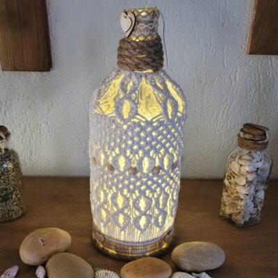 Flambeau d'Écume – Bouteille lumineuse en macramé & perles